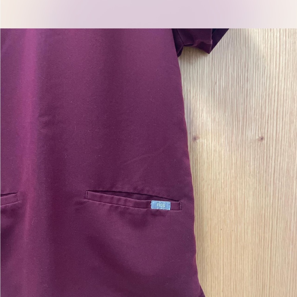 Figs Women's Casma Three-Pocket Scrub Top in Deep Burgundy.‎ XS-P - Picture 4 of 5
